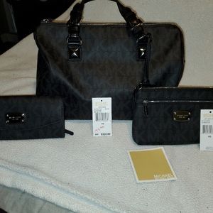 Michael Kors Large Black Signature Grayson with Envelope wallet & wrislet (set)